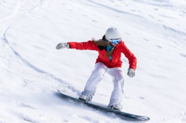 Ssnowboarder güneşli sabah yamaçlarında