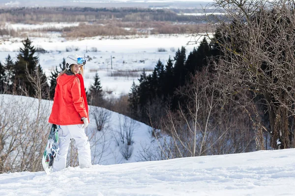 Snowboarderin auf der Piste frostiger Wintertag — Stockfoto