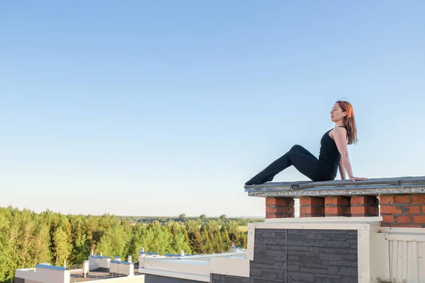 젊은 여자는 지붕에 요가 하 고 — 스톡 사진
