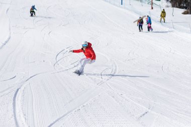 Ssnowboarder güneşli sabah yamaçlarında