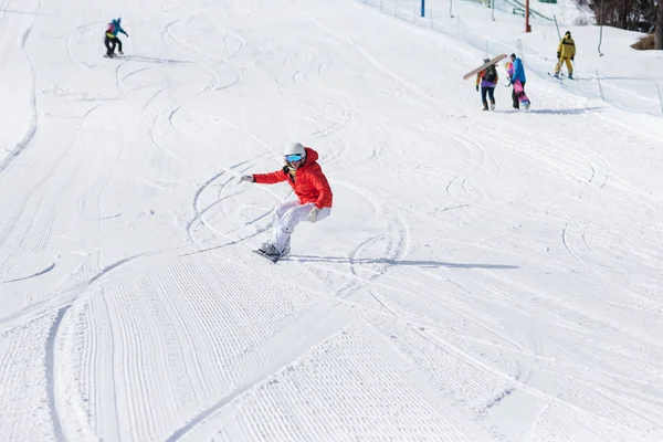 Ssnowboarder on slopes in the sunny morning — Stock Photo, Image