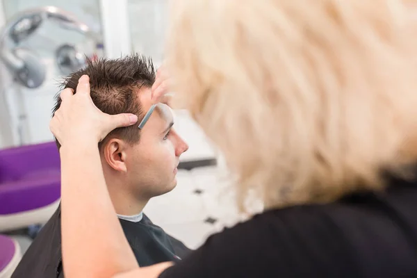 Hairdresser making haircut — Stock Photo, Image