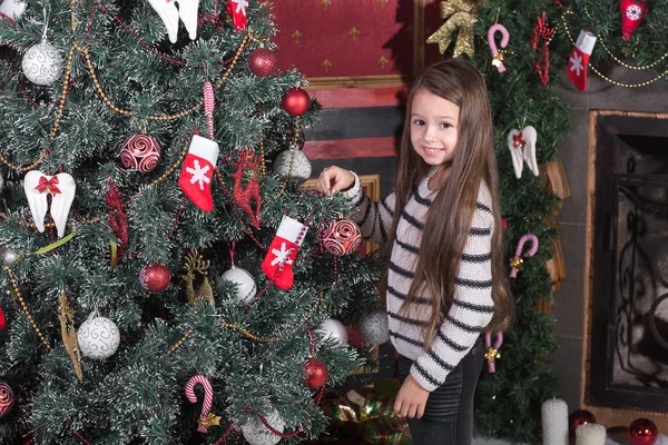 Chica decorando árbol de Navidad — Foto de Stock