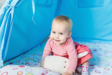 Bir teepee çadır ile oynayan çocuk