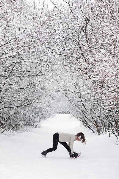 겨울 동안 연습을 스트레칭 하 고 젊은 여자 — 스톡 사진