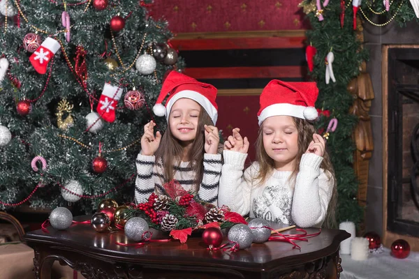 Niñas pide un deseo en Navidad — Foto de Stock