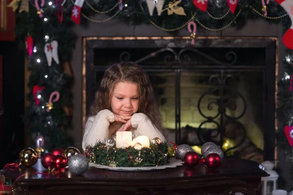Chica pide un deseo en Navidad — Foto de Stock