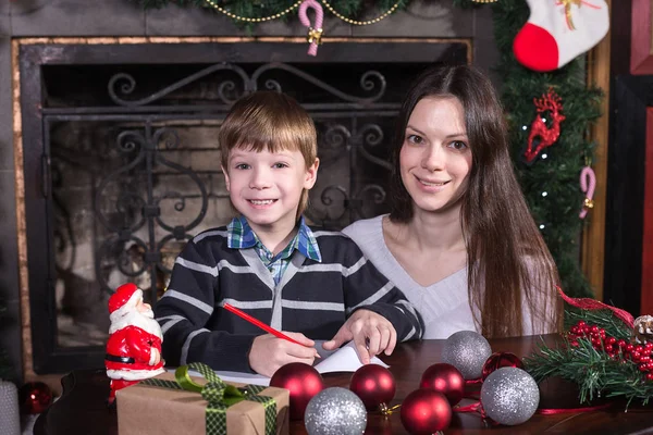 Madre e hijo escribiendo carta a Santa — Foto de Stock