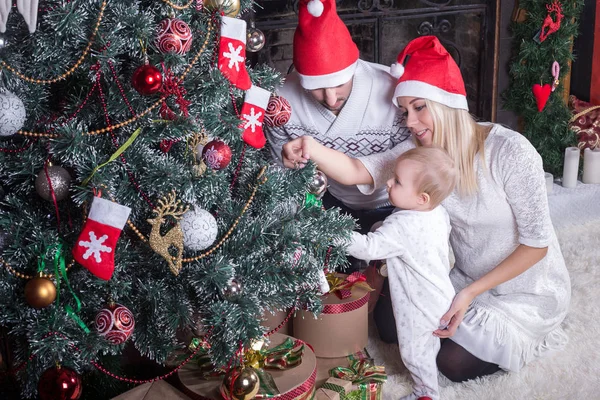 クリスマスツリーを飾る家族. — ストック写真