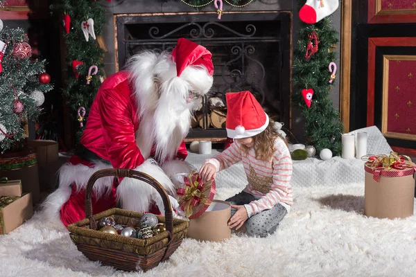 Santa Claus en schattig meisje klaar voor Kerstmis. Rechtenvrije Stockfoto's