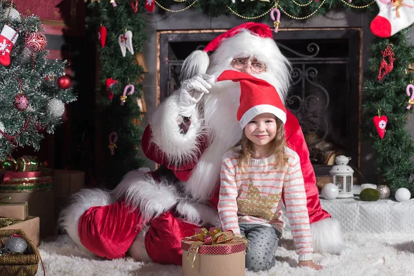 サンタ クロースとクリスマスの準備かわいい女の子. — ストック写真