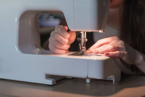 Крупный план рабочей швейной машины — стоковое фото