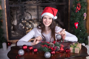 kadın Noel ağacı üzerinde