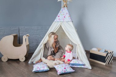 Bir teepee çocukları ile anne