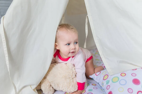 Criança brincando com uma tenda teepee — Fotografia de Stock