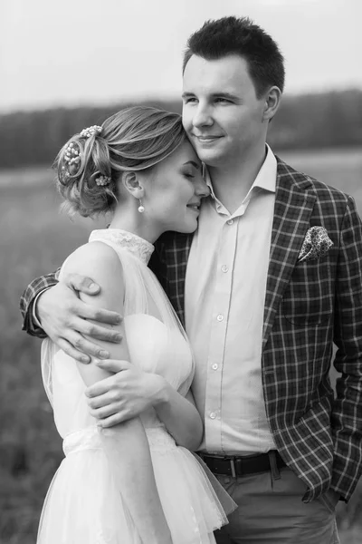 Beautiful young bride and groom — Stock Photo, Image