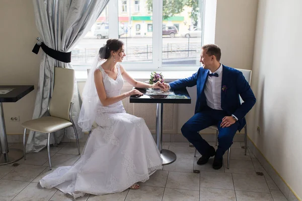 Noiva e noivo comemorando o casamento — Fotografia de Stock