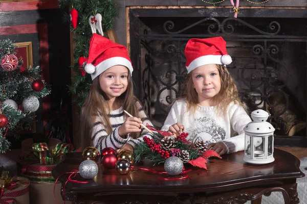 Hermosas chicas decorando juguetes de Navidad — Foto de Stock