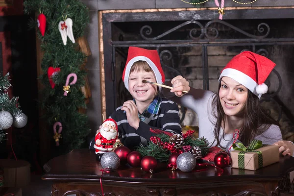 Feliz bebé ayudando a la madre a decorar — Foto de Stock