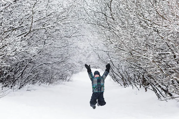 Criança gosta do inverno e brincando com a neve — Fotografia de Stock