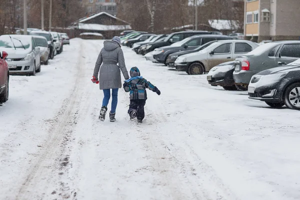 Madre con il suo bambino figlio godendo bella giornata fredda invernale . — Foto Stock