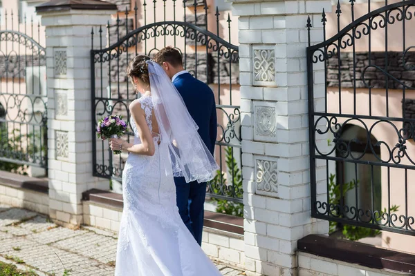 Braut und Bräutigam feiern Hochzeit — Stockfoto