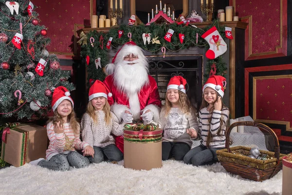 Santa Claus y linda chica preparándose para la Navidad . — Foto de Stock