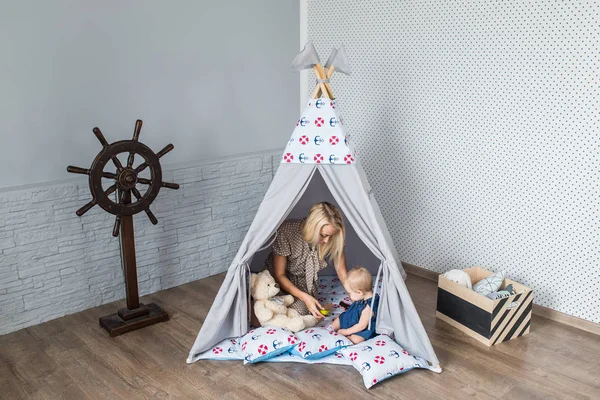 Padres con hijos en tipi — Foto de Stock