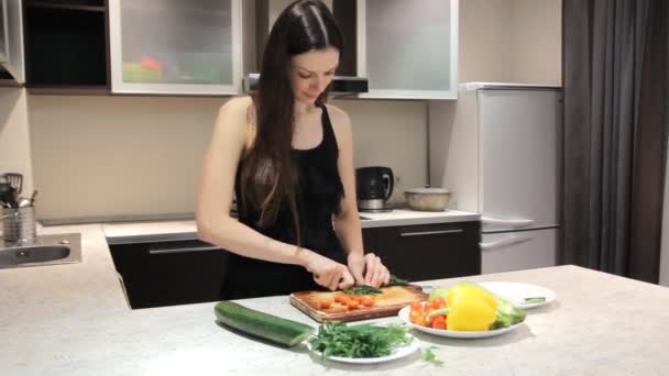 Jeune fille caucasienne cuisine maison — Video