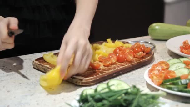 Різання свіжих овочів — стокове відео