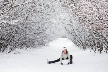 Esneme egzersizleri yapan bir kadın.