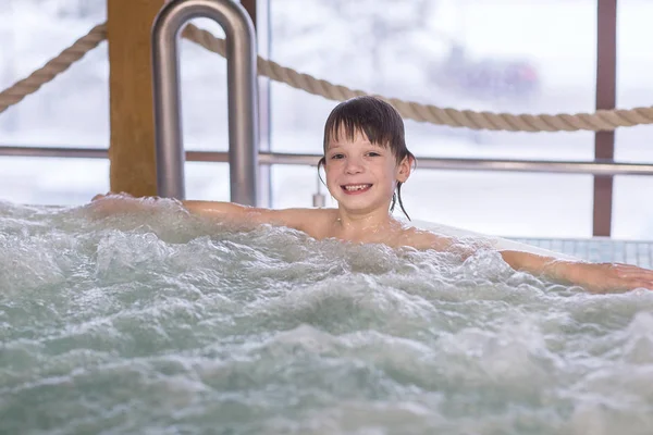 Bambino ragazzo rilassarsi in un bagno — Foto Stock