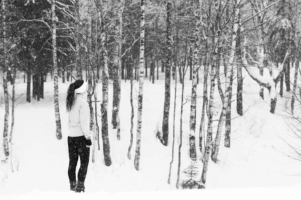 Esporte mulher correndo no inverno . — Fotografia de Stock
