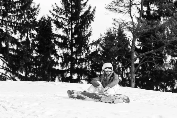 Mulher snowboarder nas encostas dia de inverno gelado — Fotografia de Stock