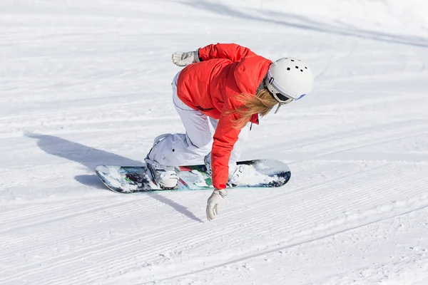 Snowboarder em encostas na manhã ensolarada — Fotografia de Stock