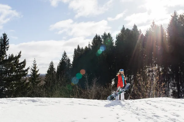 Mujer snowboarder en las laderas heladas día de invierno — Foto de Stock