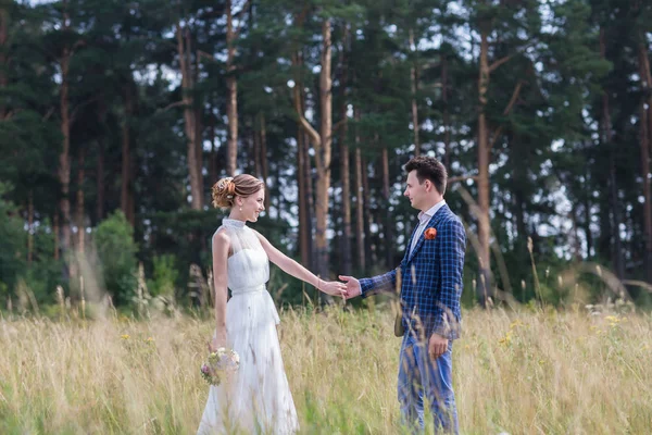 Beautiful young bride and groom — Stock Photo, Image