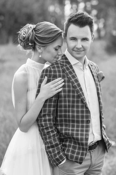 Beautiful young bride and groom — Stock Photo, Image