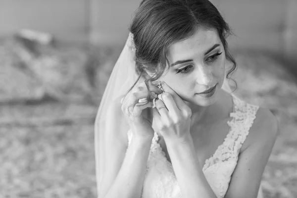 Pengantin wanita memegang gaun pengantinnya — Stok Foto
