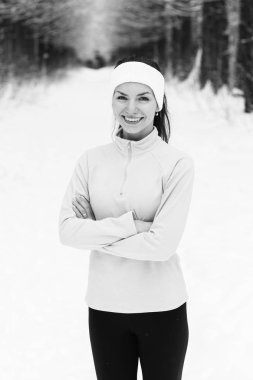 Kış aylarında çalışan spor kadın.