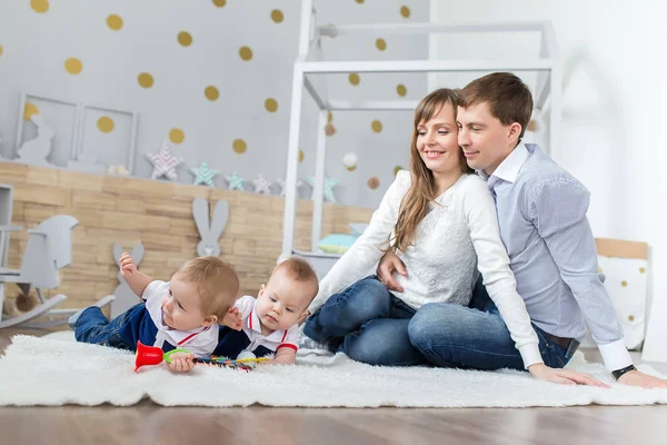 yere oynayan çocuk İkizler