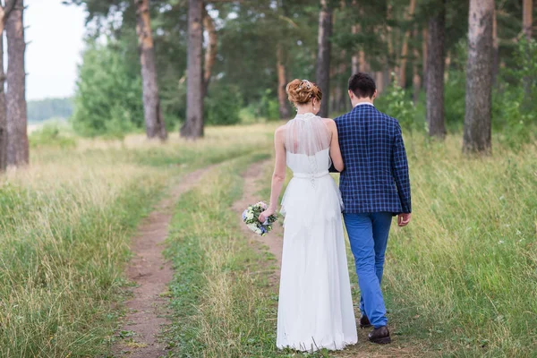 Gelukkige bruid en bruidegom vieren trouwdag. — Stockfoto