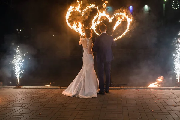 Set fire to the couple — Stock Photo, Image