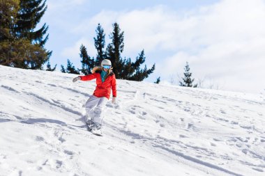 Ssnowboarder güneşli sabah yamaçlarında