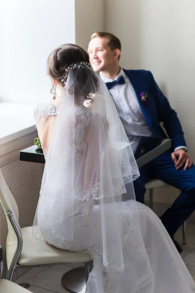 Braut und Bräutigam feiern Hochzeit — Stockfoto