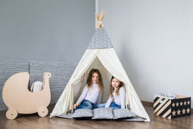 Bir teepee ile oynayan çocuk
