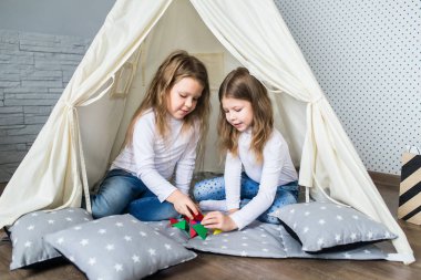 Bir teepee ile oynayan çocuk