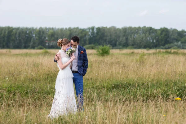 Beautiful young bride and groom — Stock Photo, Image