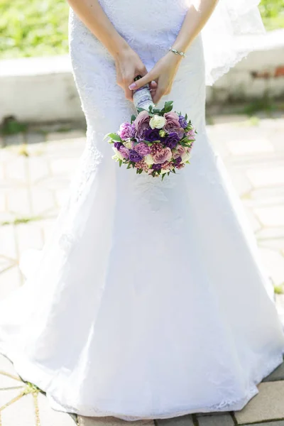 Wedding bouquet in hands — Stock Photo, Image