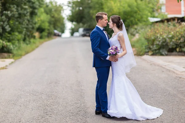 Bride and groom celebrating wedding — Stock Photo, Image